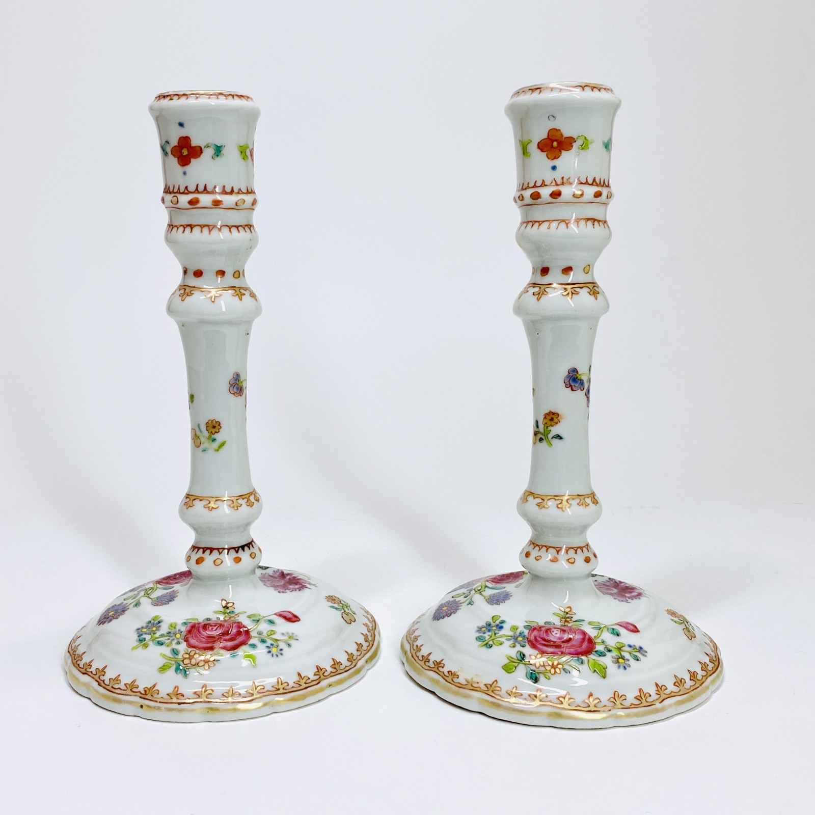 Rare paire de bougeoirs de la compagnie des Indes d’époque Qianlong (1735-1796)