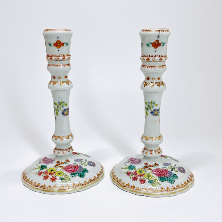 Rare paire de bougeoirs de la compagnie des Indes d’époque Qianlong (1735-1796)