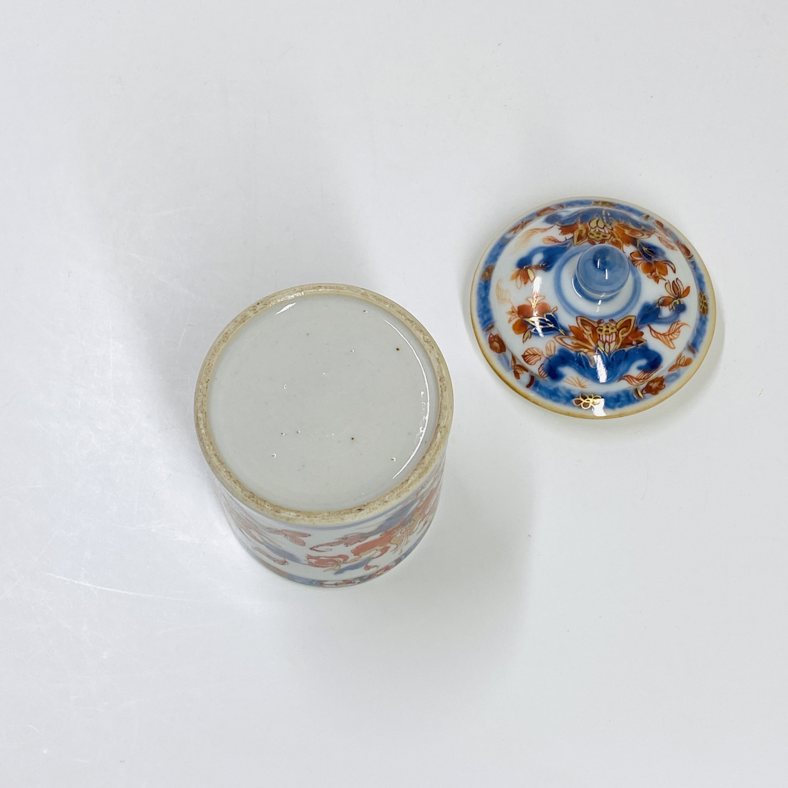China - Ointment jar with Imari decoration - Eighteenth century