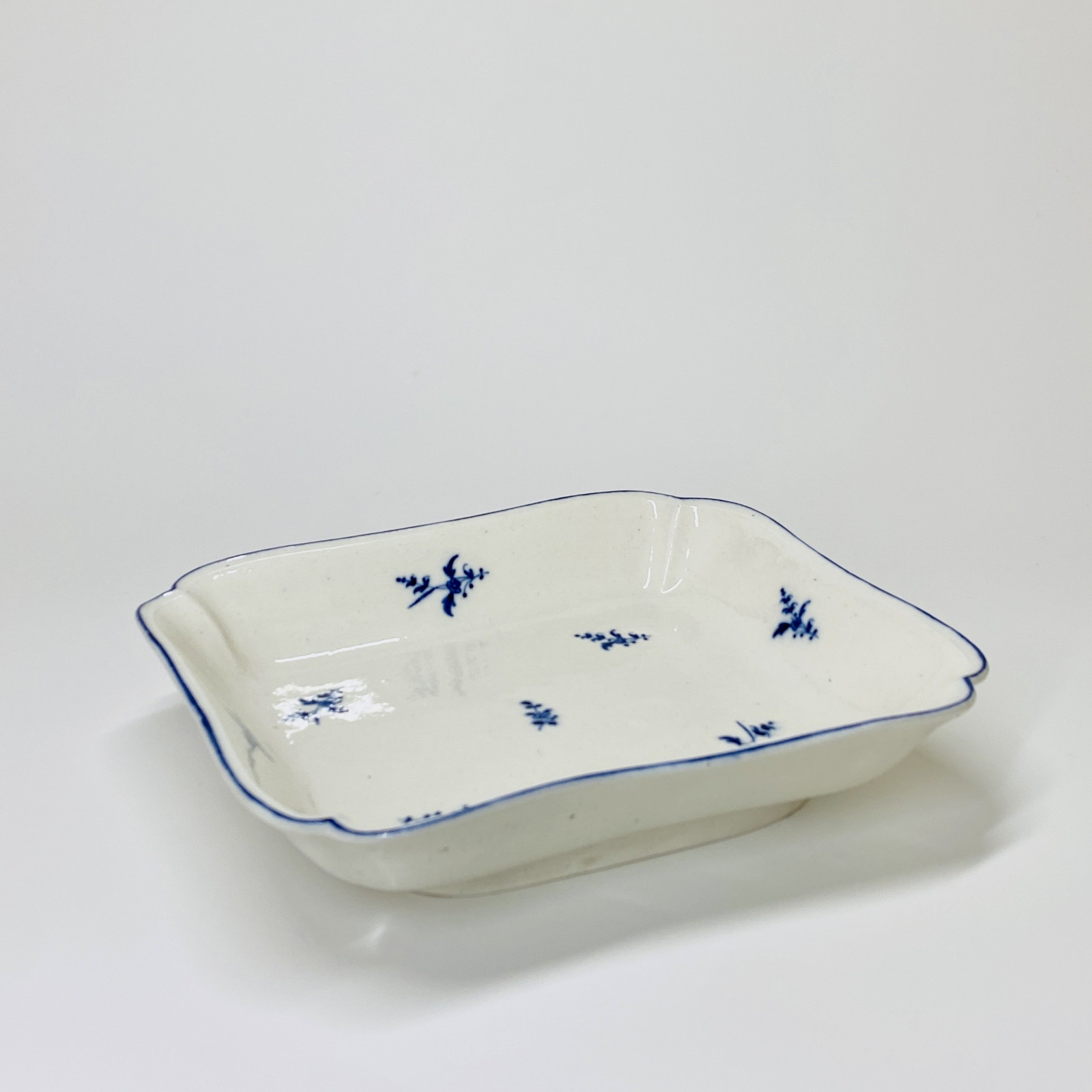 Arras - Jatte rectangulaire en porcelaine tendre - XVIIIe siècle