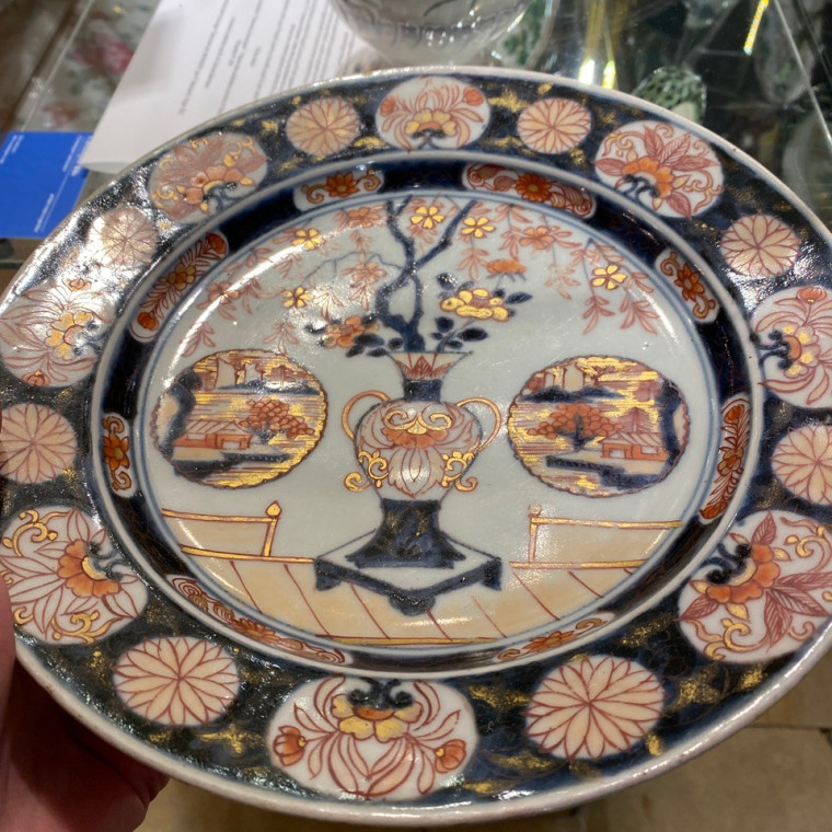 Plat en porcelaine du Japon à décor Imari - début du XVIIIe siècle