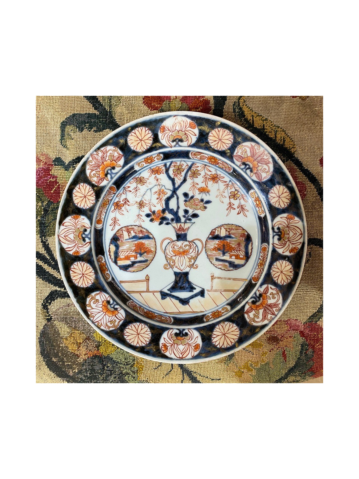 Plat en porcelaine du Japon à décor Imari - début du XVIIIe siècle