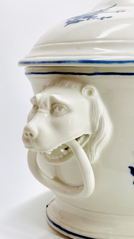 Arras - Rare terrine aux lions en porcelaine tendre - XVIIIe siècle