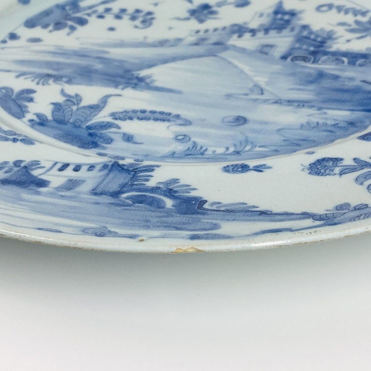 Savone – Grand plat à décor d'un pont devant un château – Vers 1700