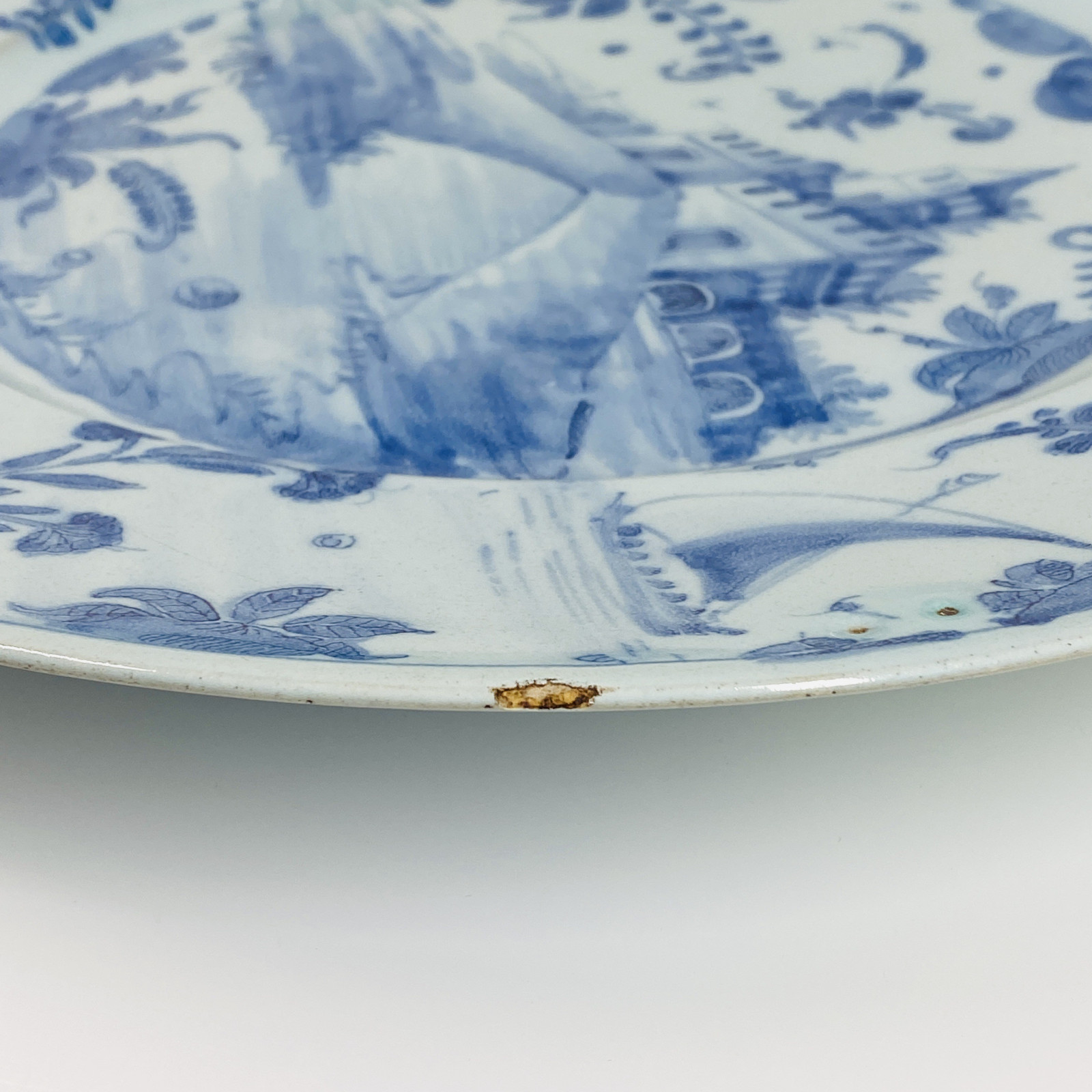 Savone – Grand plat à décor d'un pont devant un château – Vers 1700