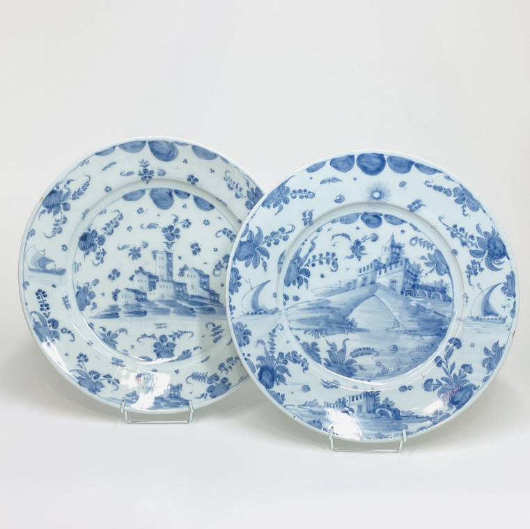Savone - Large dish with landscape decoration in blue shades - Circa 1700