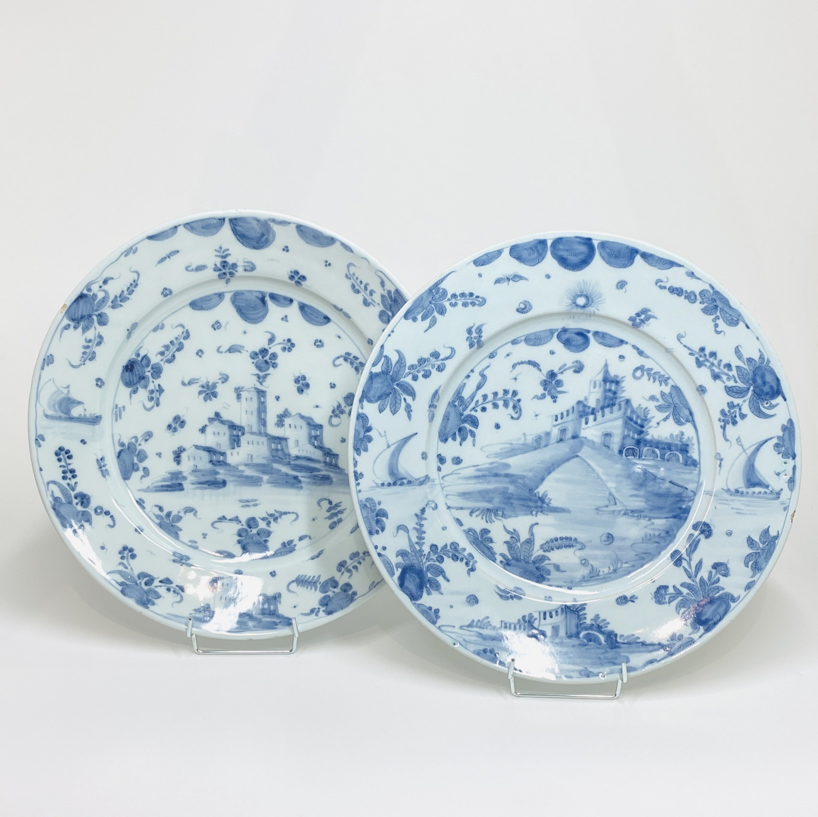 Savone - Large dish with landscape decoration in blue shades - Circa 1700