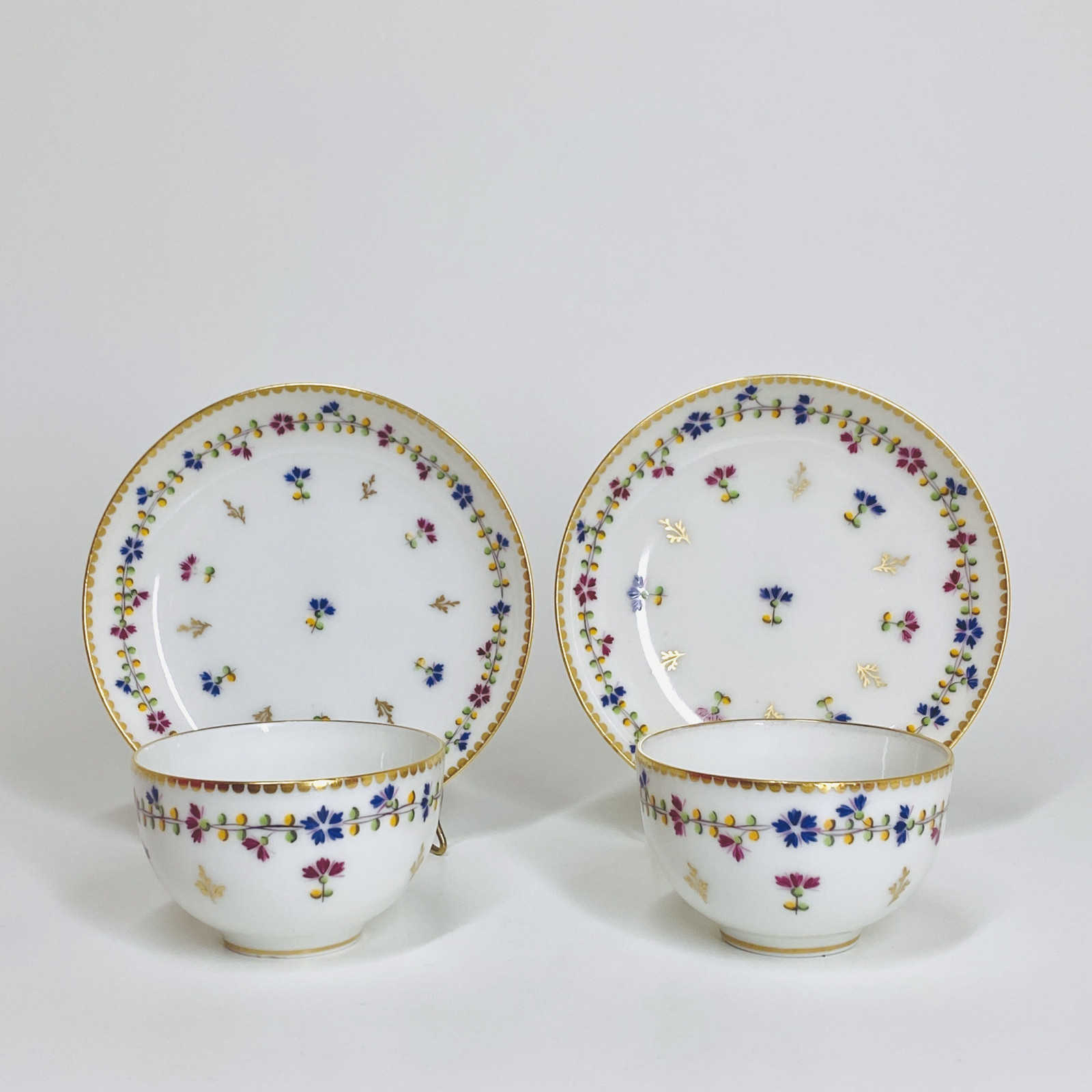 Nyon - Paire de tesse à décor aux barbeaux - XVIIIe siècle