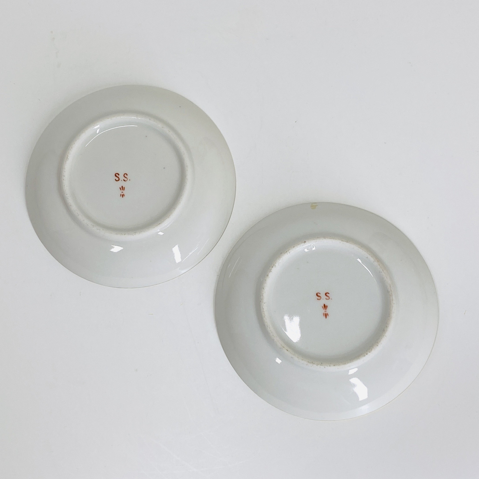 Nyon - Paire de tasses à décor aux barbeaux - XVIIIe siècle