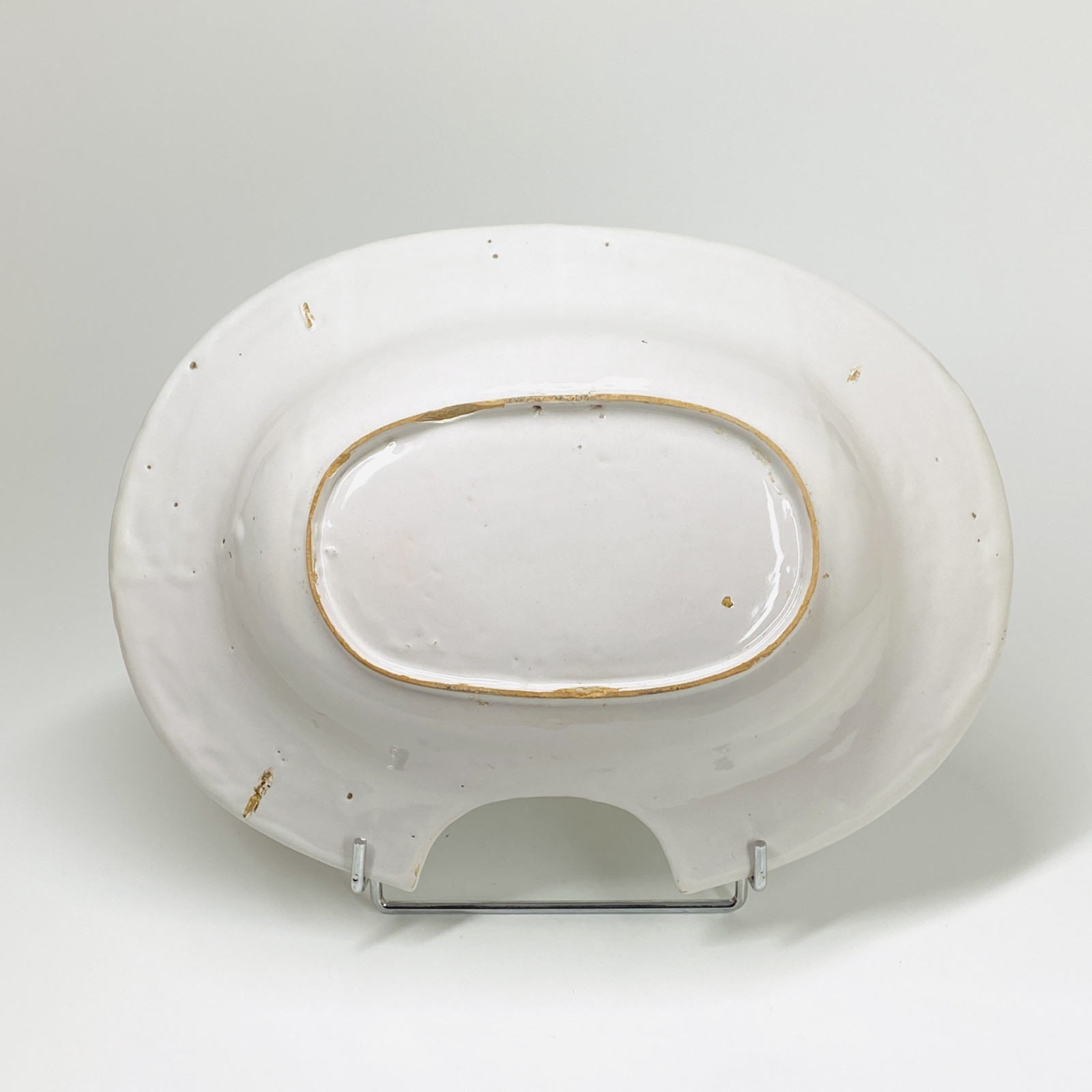 Moustiers - Plat à barbe à décor Bérain - XVIIIe siècle