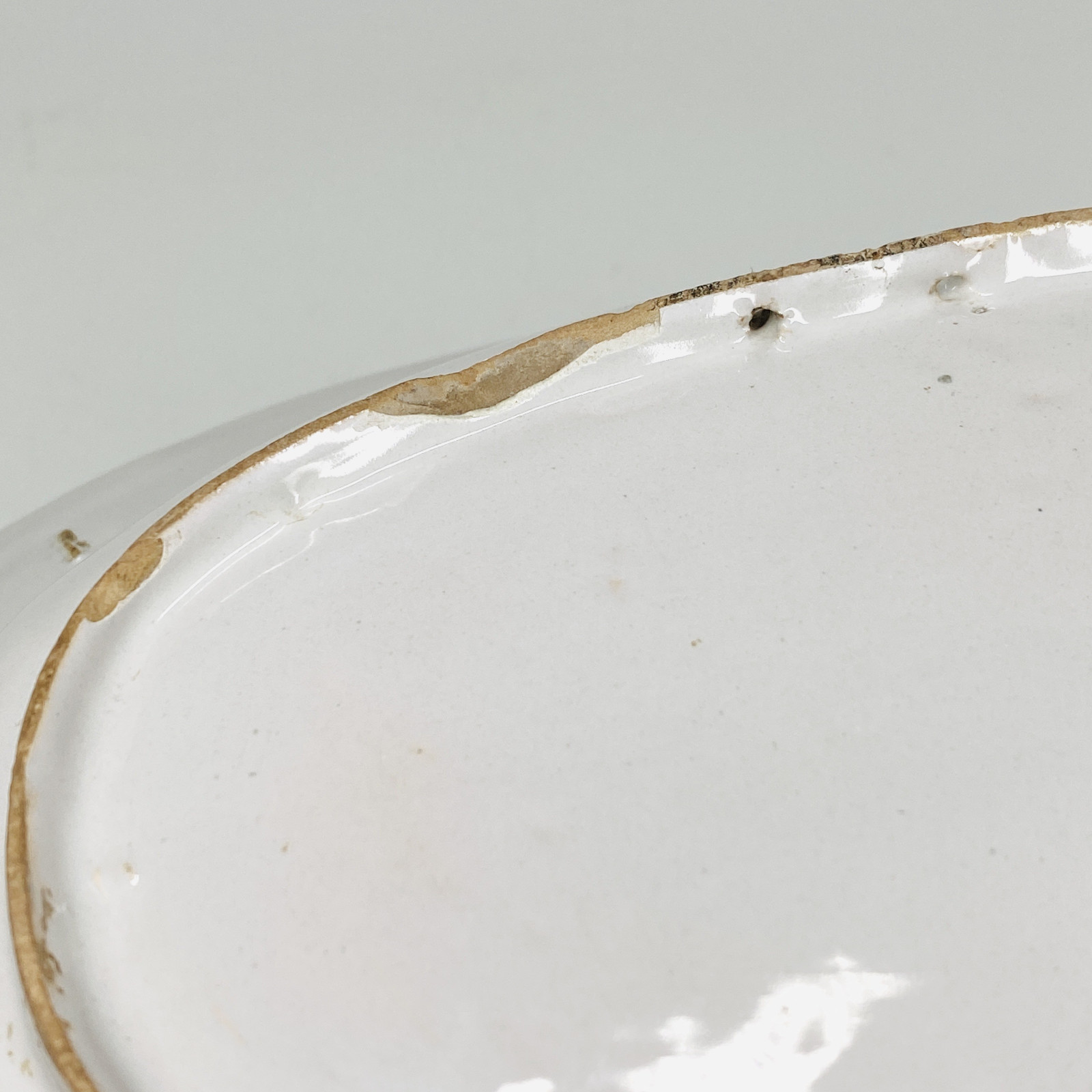 Moustiers - Plat à barbe à décor Bérain - XVIIIe siècle