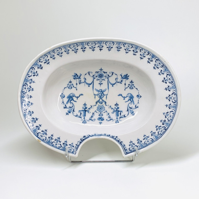 Moustiers - Plat à barbe à décor Bérain - XVIIIe siècle