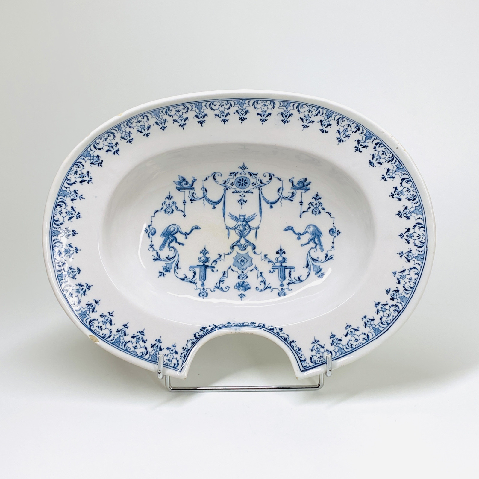 Moustiers - Plat à barbe à décor Bérain - XVIIIe siècle