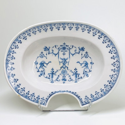 Moustiers - Plat à barbe à décor Bérain - XVIIIe siècle