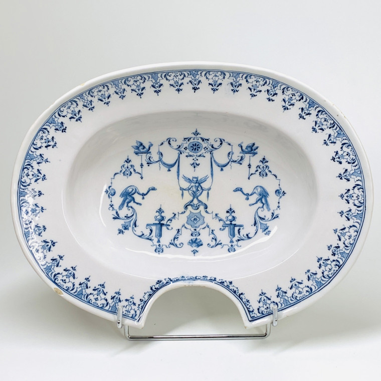 Moustiers - Plat à barbe à décor Bérain - XVIIIe siècle