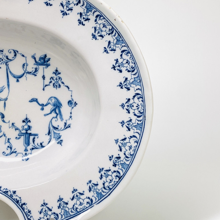 Moustiers - Plat à barbe à décor Bérain - XVIIIe siècle