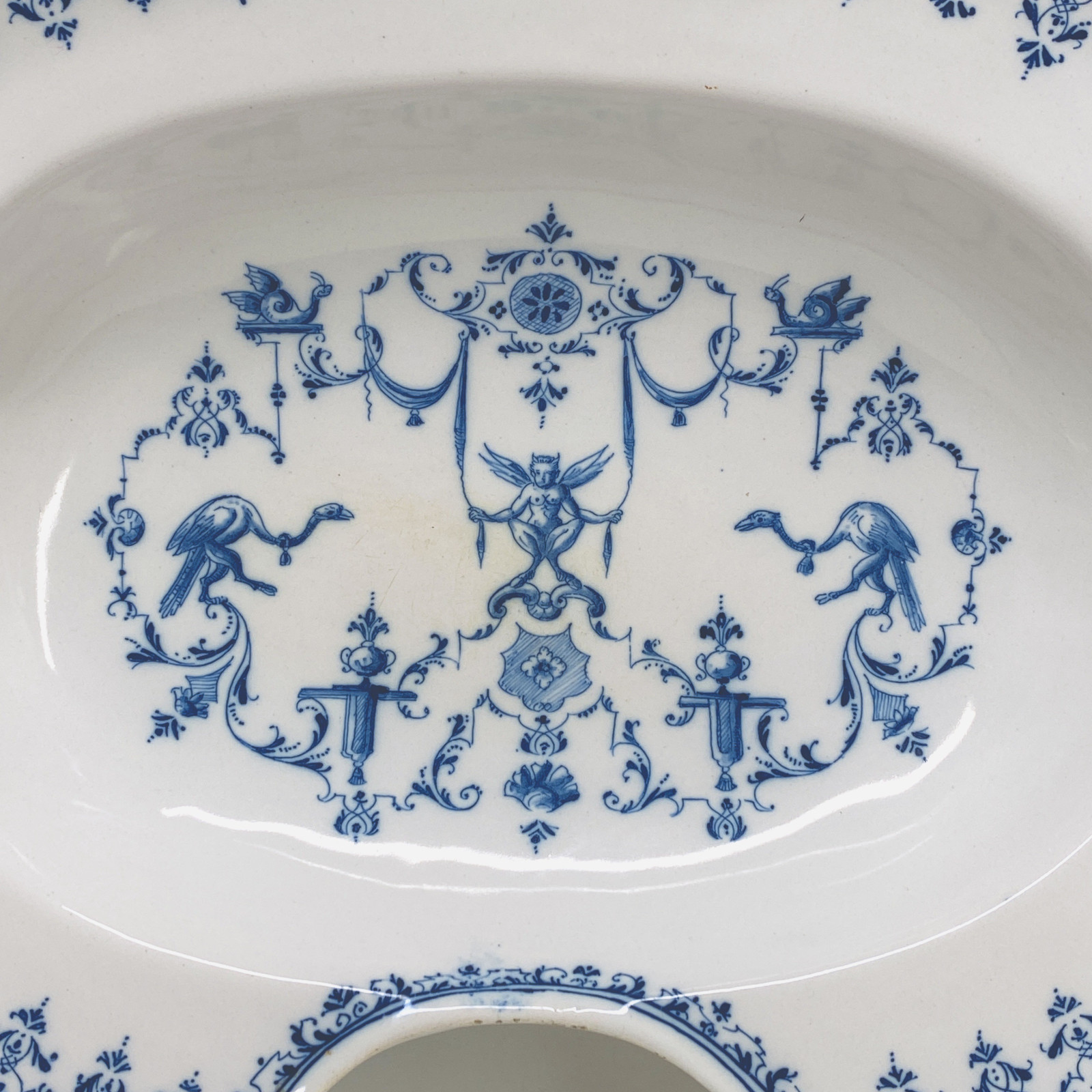 Moustiers - Plat à barbe à décor Bérain - XVIIIe siècle