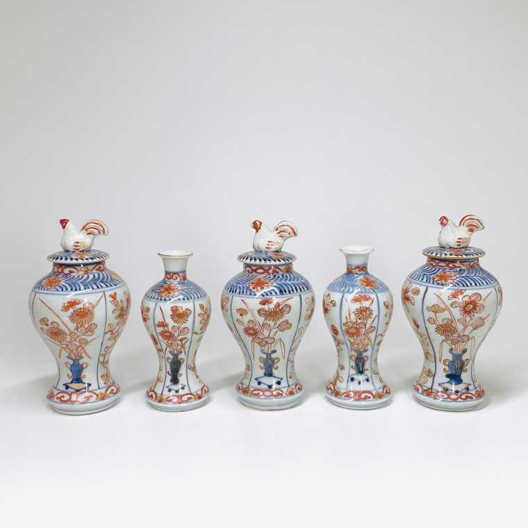 Garniture en porcelaine du Japon à décor Imari - Arita - Début du XVIIIe siècle
