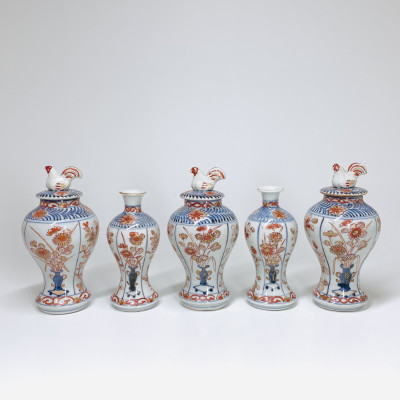 Garniture en porcelaine du Japon à décor Imari - Arita - Début du XVIIIe siècle