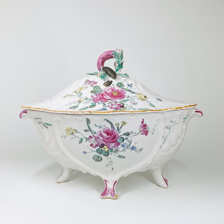 Marseille (Robert) - Terrine with floral decoration and catch in the shape of a fish - Eighteenth century