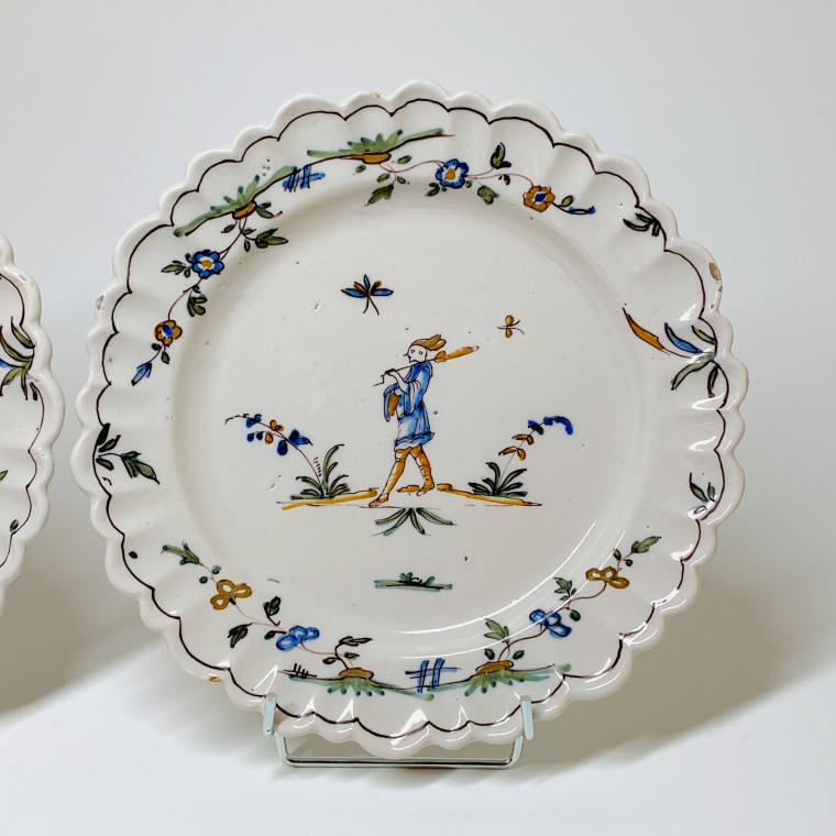 Paire d’assiettes en faïence de Roanne - XVIIIe siècle