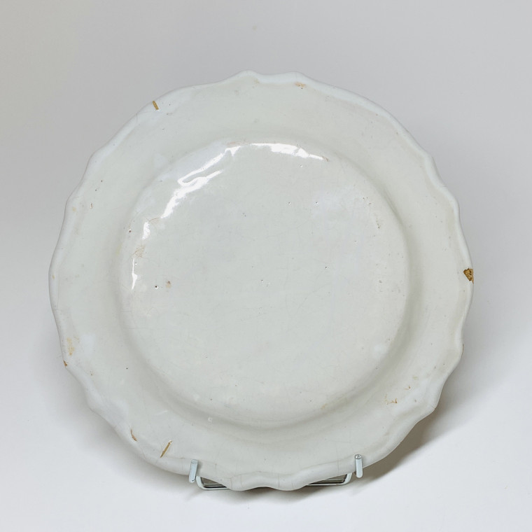 Earthenware plate from Lyon decorated with grotesques - Eighteenth century