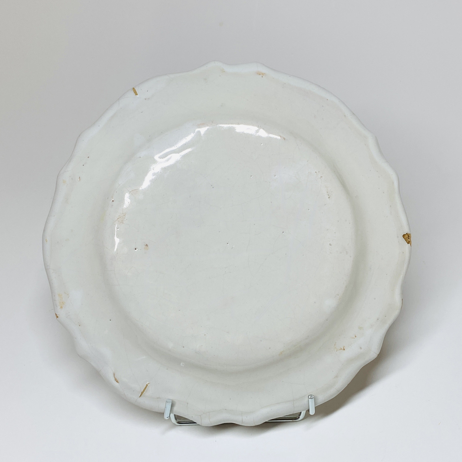 Assiette en faïence de Lyon à décor de grotesques - XVIIIe siècle