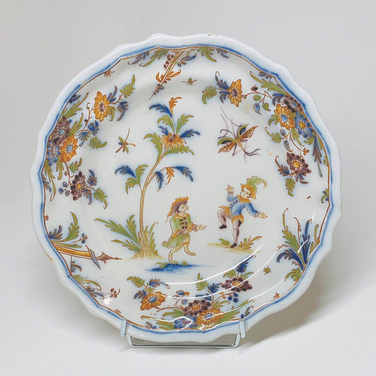 Earthenware plate from Lyon decorated with grotesques - Eighteenth century