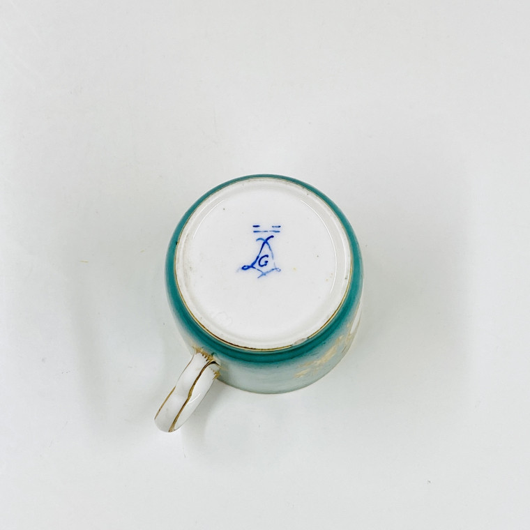 Sèvres soft porcelain cup with green background - Eighteenth century