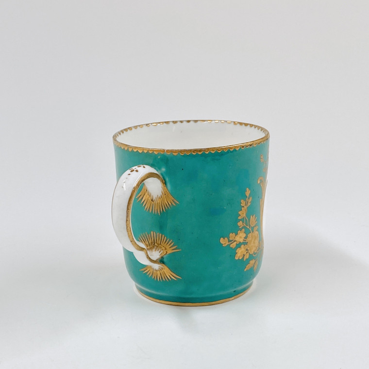 Tasse en porcelaine tendre de Sèvres à fond vert - XVIIIe siècle