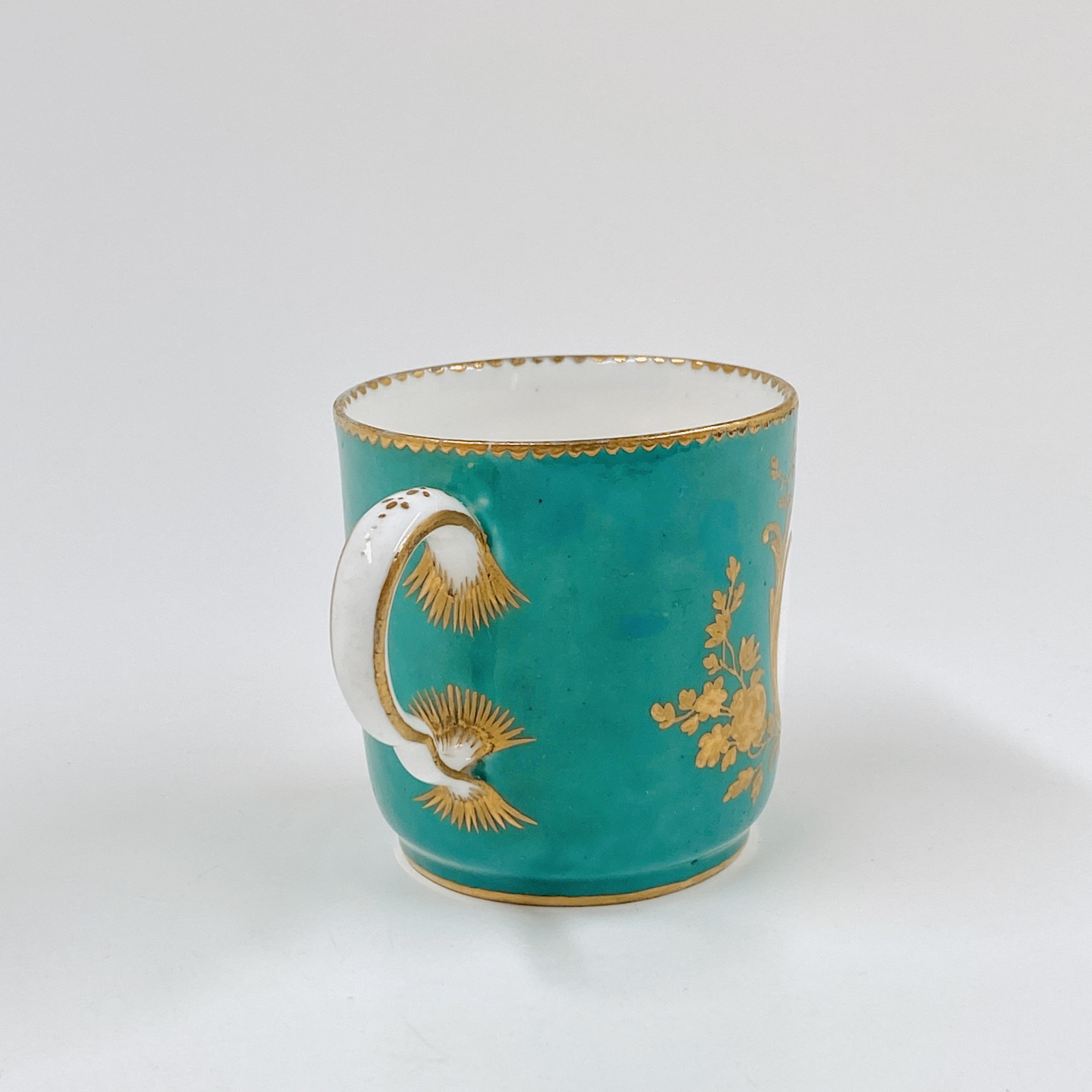 Sèvres soft porcelain cup with green background - Eighteenth century