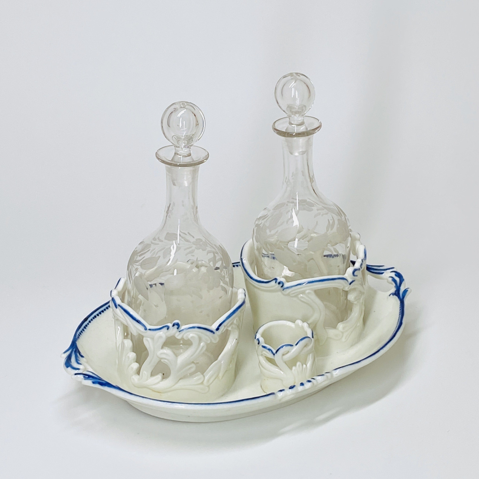 Porte-huilier en porcelaine tendre d’Arras - XVIIIe siècle