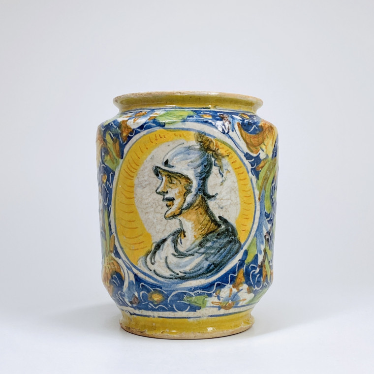 Albarello in Venetian majolica - Sixteenth century
