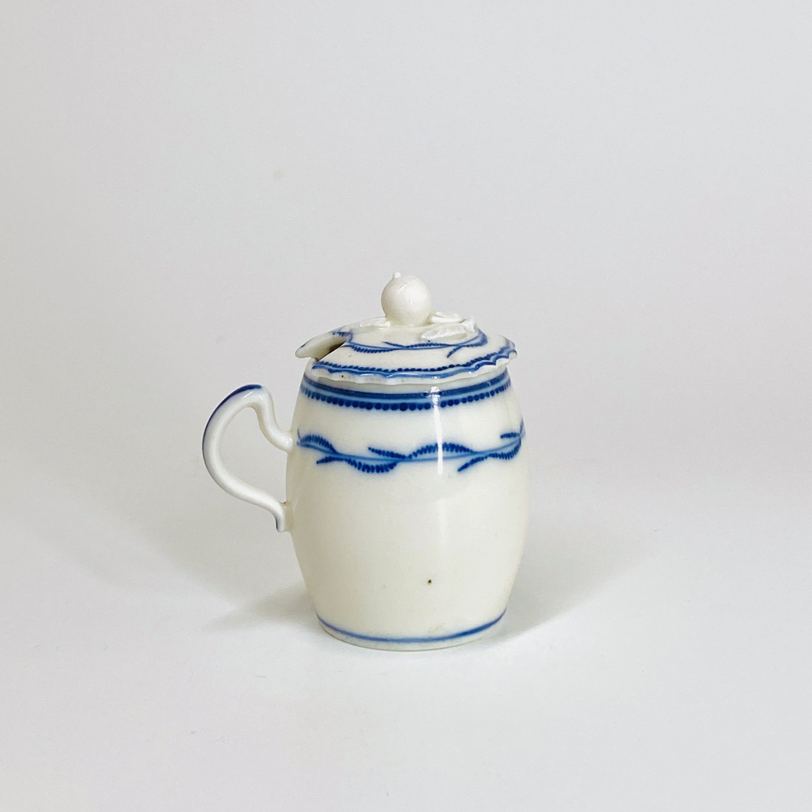 Moutardier en porcelaine tendre d’Arras - XVIIIe siècle