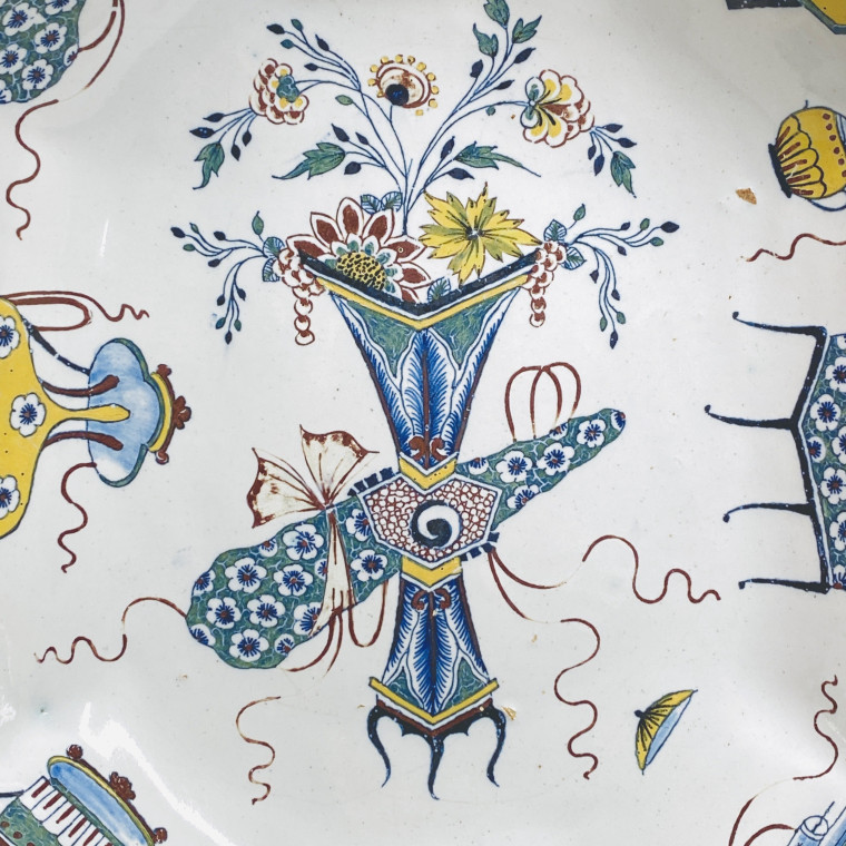 Rouen - Plat à décor dit « a l’échantillon » - XVIIIe